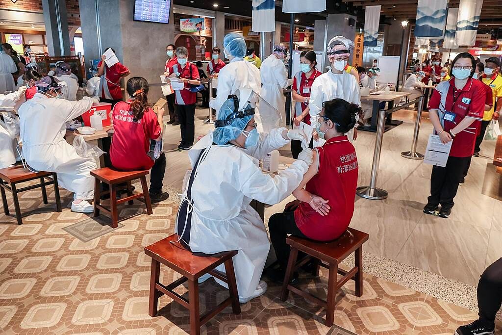 桃園機場21日在第二航廈南擴5樓設立疫苗接種站，針對未施打過疫苗的機場第一線工作人員，施打莫德納（Moderna）疫苗。（陳麒全攝） 