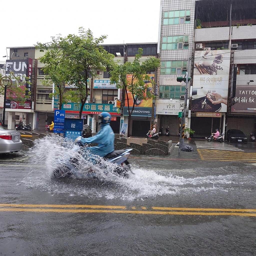 致災性劇烈豪雨擴大！圖為21日彰化員林市區道路多處積水。（摘自「大員林生活圈」／謝瓊雲彰化傳真）