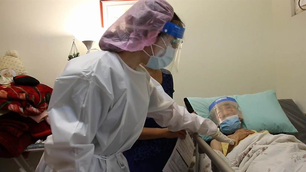亞東醫院自今（21）日起，組成「亞東疫苗到宅施打隊」，為長期臥床、行動不便的長輩，貼心提供「到宅接種」服務。（亞東醫院提供）