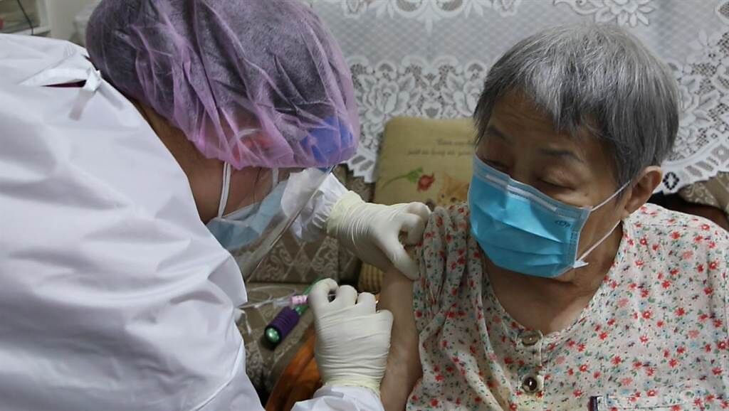 亞東醫院自今（21）日起，組成「亞東疫苗到宅施打隊」，為長期臥床、行動不便的長輩，貼心提供「到宅接種」服務。（亞東醫院提供）