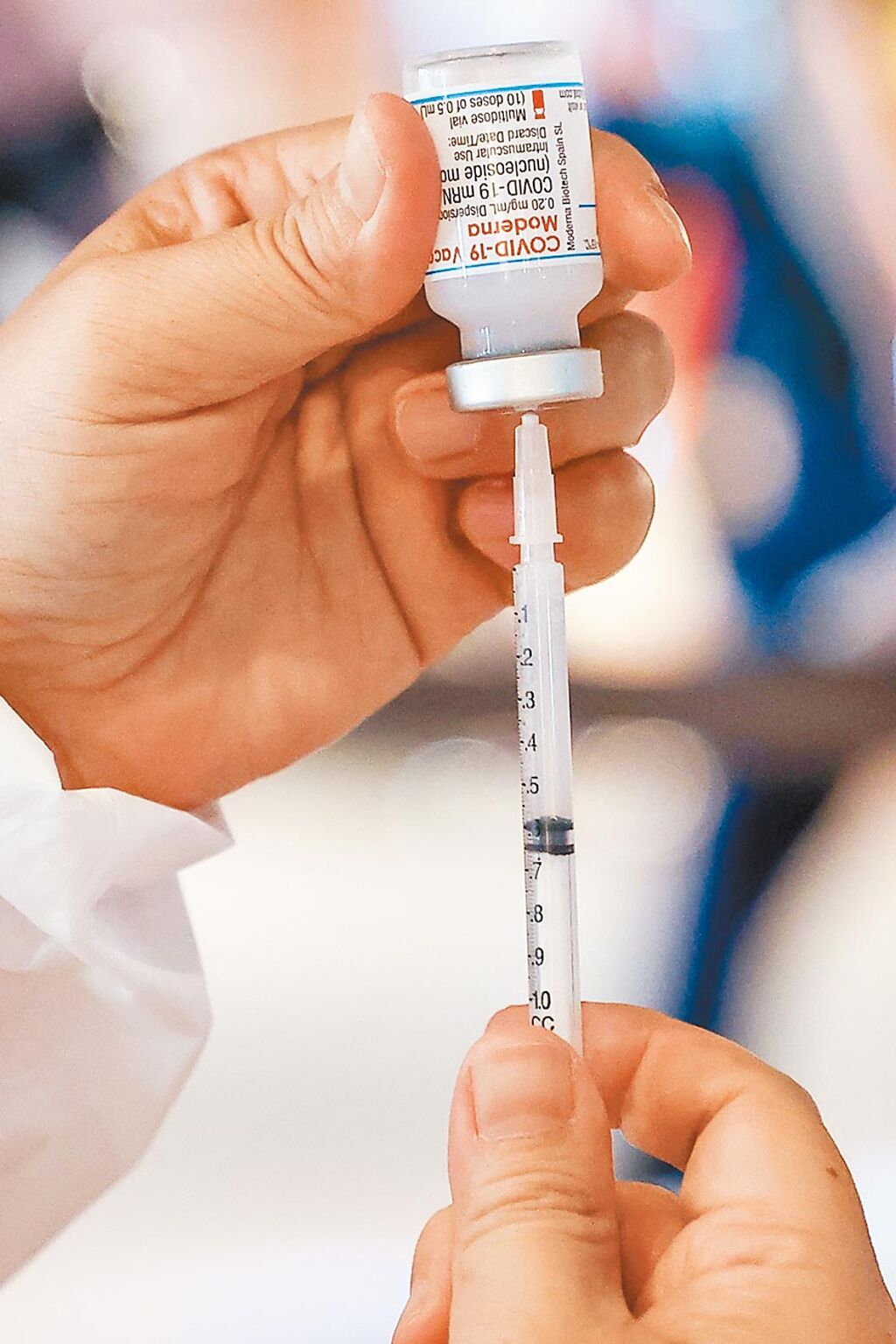 國內目前施打AZ及莫德納(見圖)2種廠牌疫苗，未來能否混打？指揮中心仍維持2劑同一廠牌接種要求。（陳麒全攝）