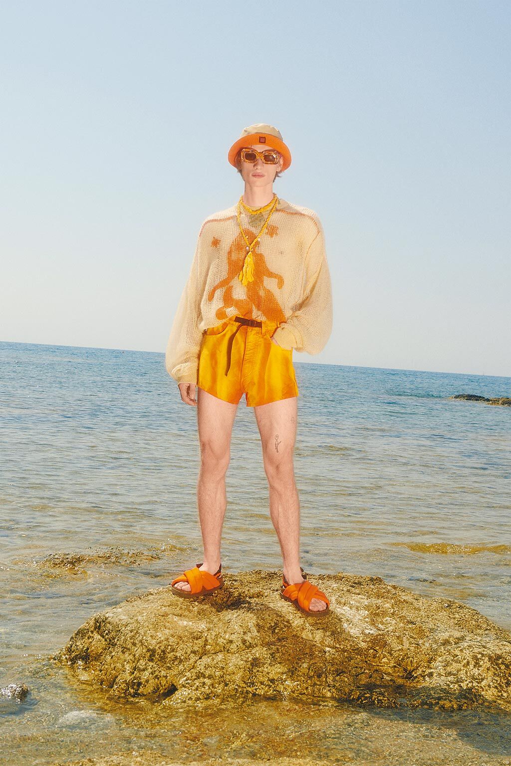 本季MSGM運用濃烈的橙色象徵膠片拍出的色彩，服裝上的美人魚圖樣，則與海洋互相扣合。（MSGM提供）
