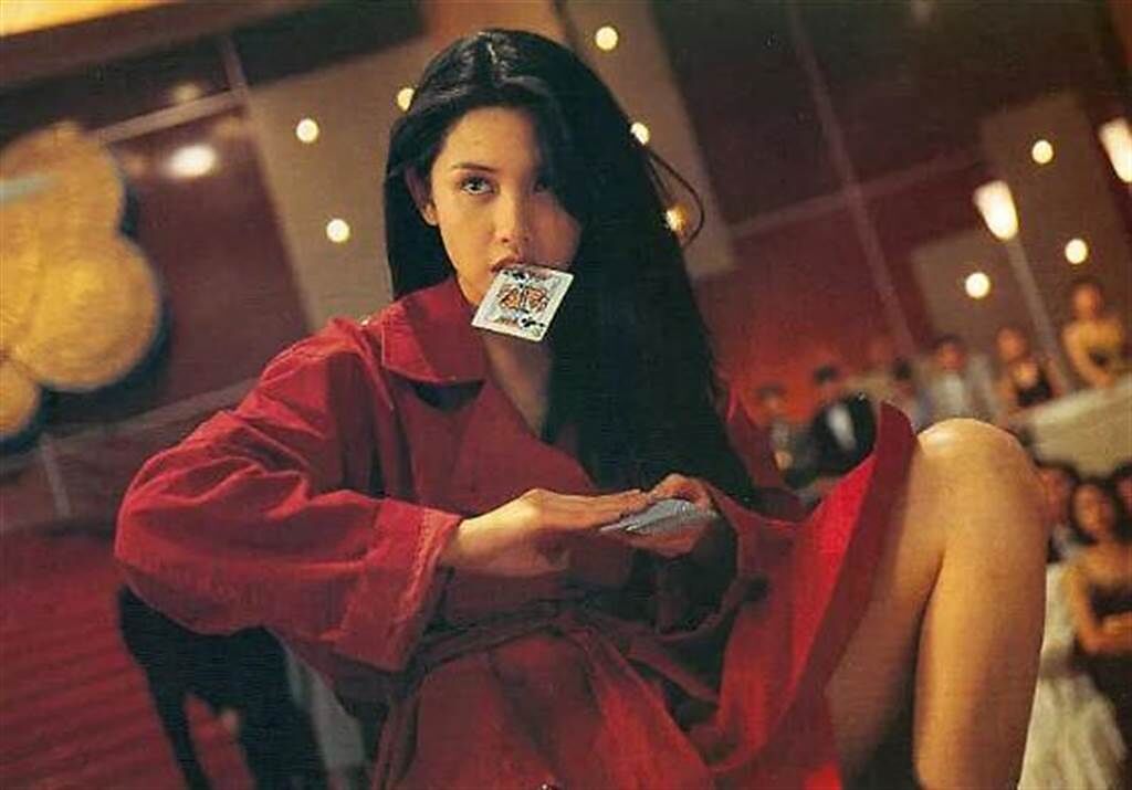 邱淑貞在《賭神2》中飾演嫵媚的海棠小姐，成為不能超越的經典。（圖／《賭神2》劇照）