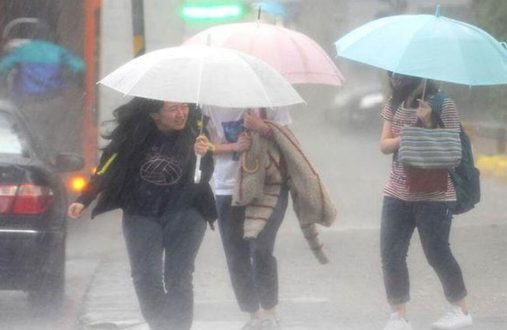 致災豪雨報到，吳德榮表示行星尺度級滯留鋒通過台灣，下午起雨勢最劇、連雨4天。（資料照）
