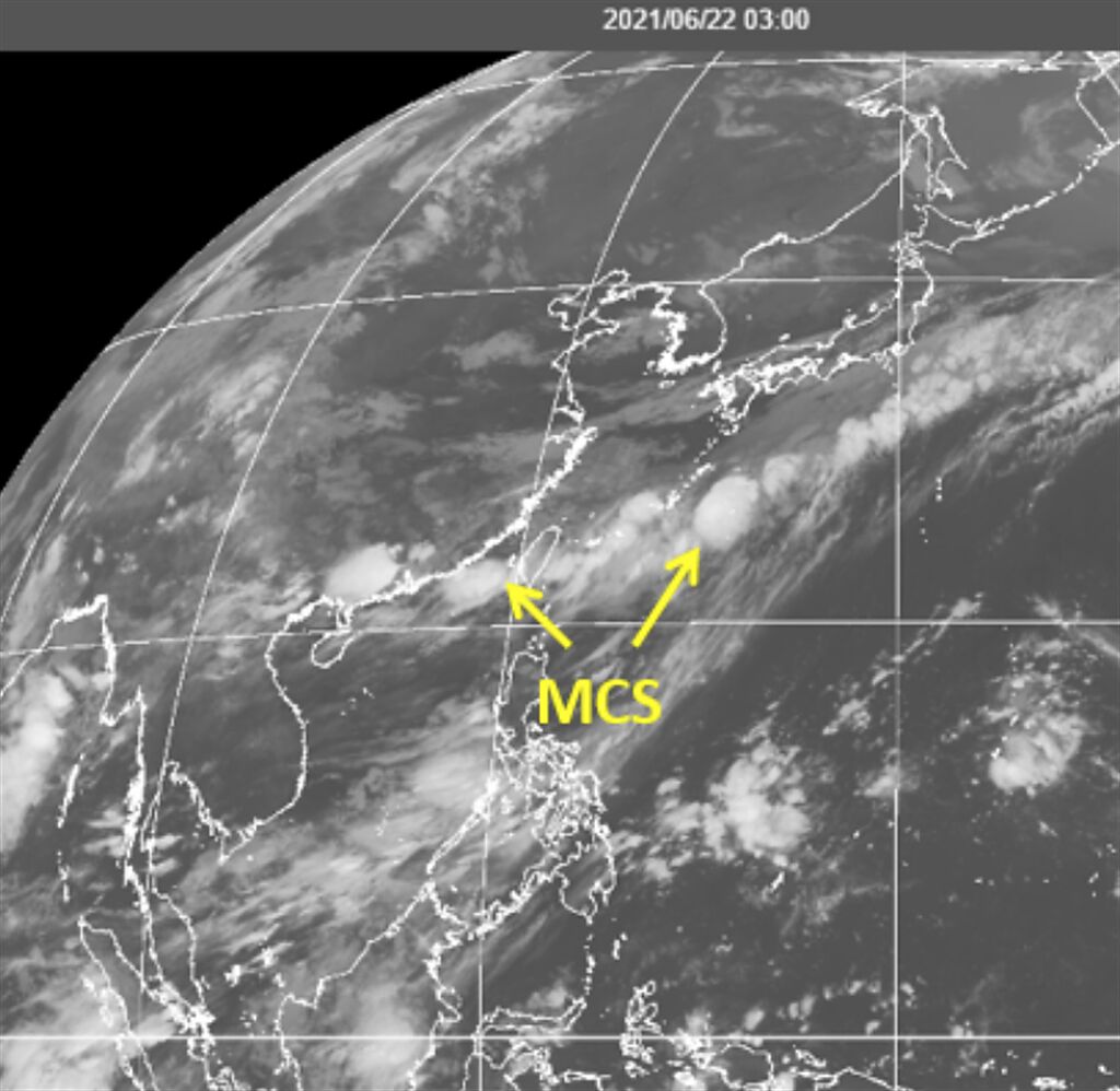 今晨紅外線雲圖顯示，「典型梅雨鋒」從日本東方海面向西南西延伸、通過台灣、再向西至越南北部，其上有許多中尺度對流系統(MCS)被激發。（翻攝自「三立準氣象· 老大洩天機」專欄）