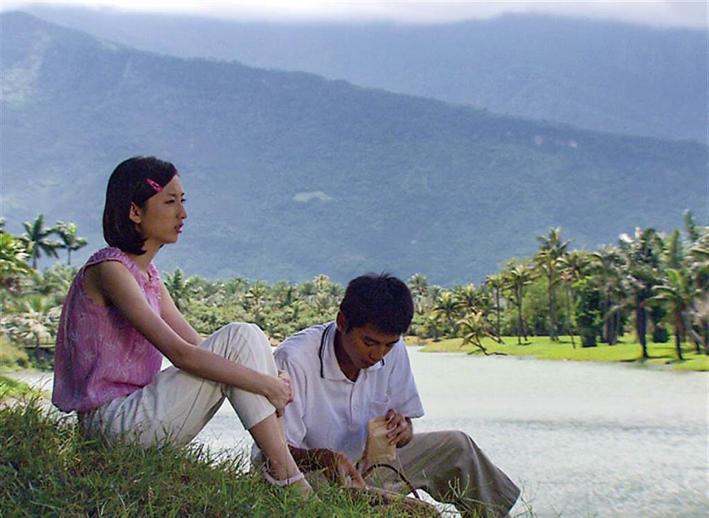 《比賽開始》劇照，柯佳嬿和李國毅在雲山水湖畔吃三明治的場景。（三立電視提供）
