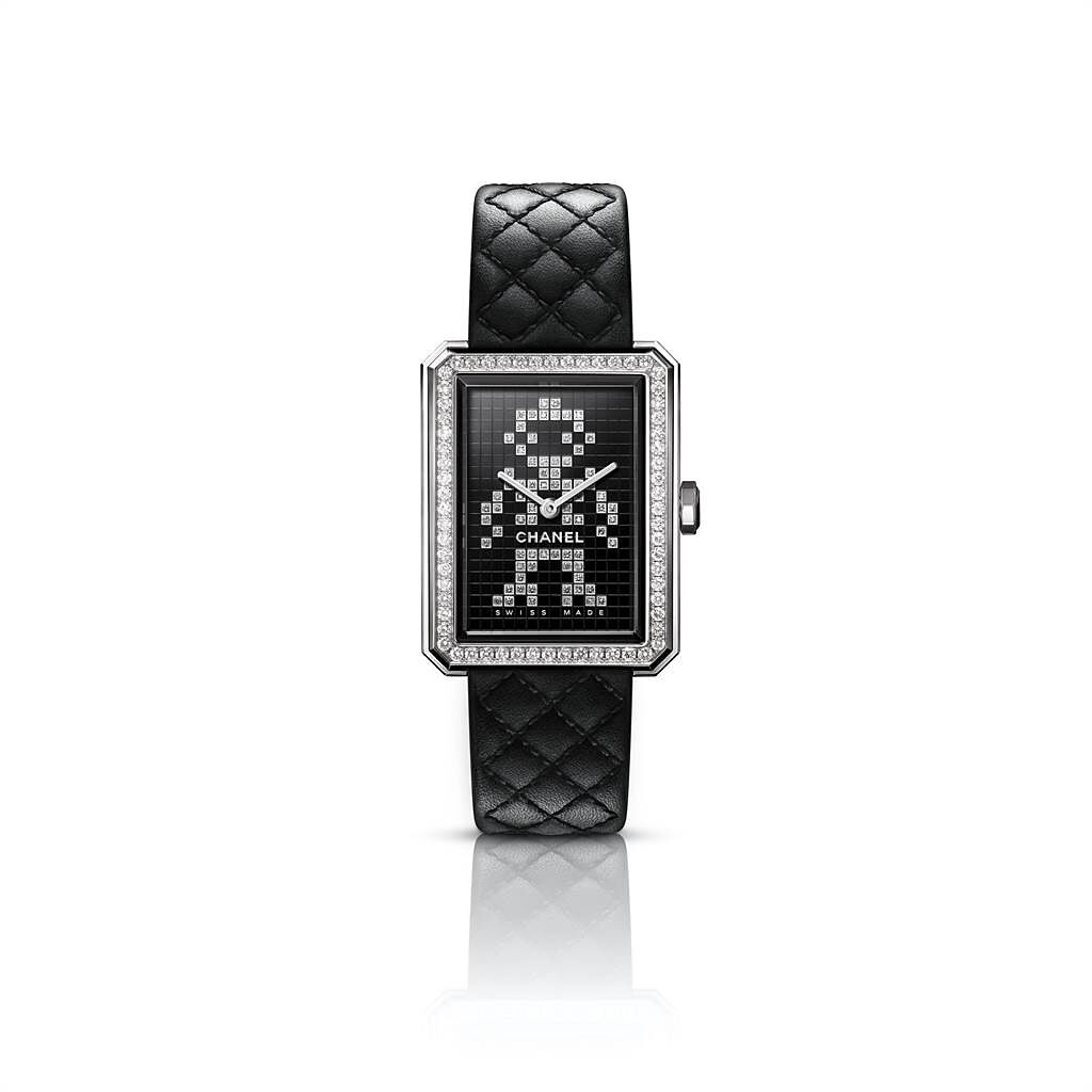 香奈兒BOY·FRIEND Electro腕表，表盤以鑽石鑲飾機器人圖案，黑色皮表帶內側為粉紅色皮革，限量55只，49萬4000元。（CHANEL提供）