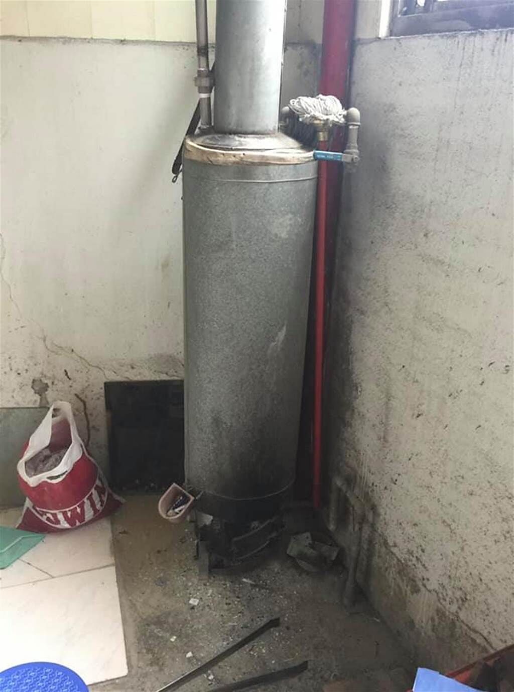 台南一名女子PO出老家的省電神器「燒木材把水塔」，表示幾乎沒人相信自己家裡還有這個東西。(圖/截自臉書 爆廢公社公開版)