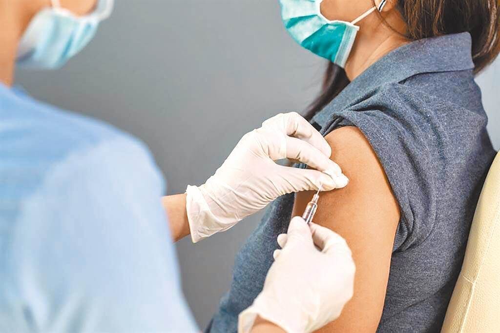 有鑑於近來長者接種新冠疫苗後猝死案件及不良反應頻傳，引起外界眾多疑問及「緩打潮」，台大醫院特別設立QA專區，針對COVID-19疫苗的常見疑問一次解答。(示意圖/達志影像)