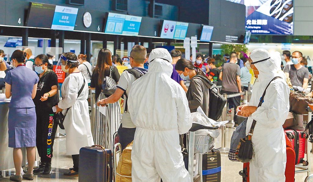 關島政府宣布推出疫苗支援企劃AIR V&V（Vaccines & Vacation），開放外籍旅客可入境關島並接種疫苗。圖為桃園機場出境旅客辦理登機手續。（陳麒全攝）