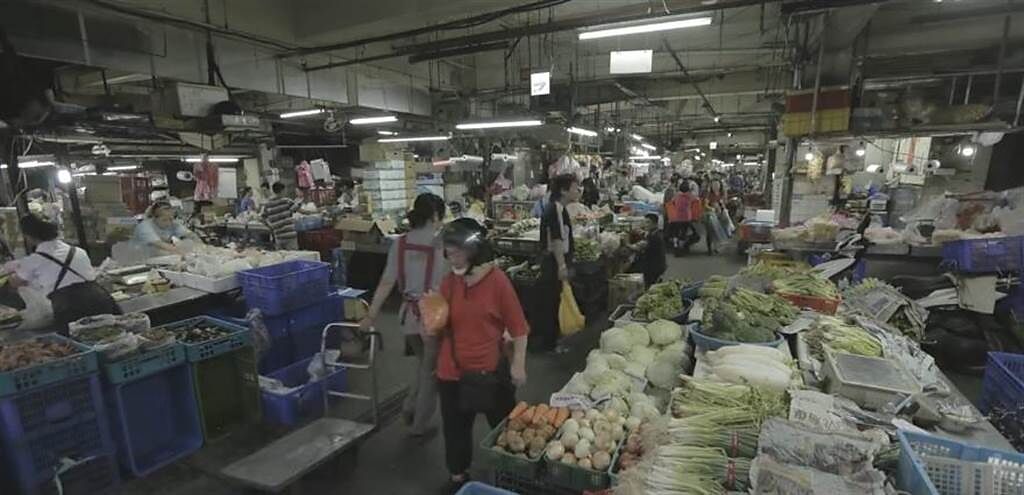 位在萬華的環南市場遭爆22人確診，市場共900多攤2800人，但市府目前竟只篩檢完790人、篩檢率28％。（摘自柯文哲臉書／張穎齊台北傳真）