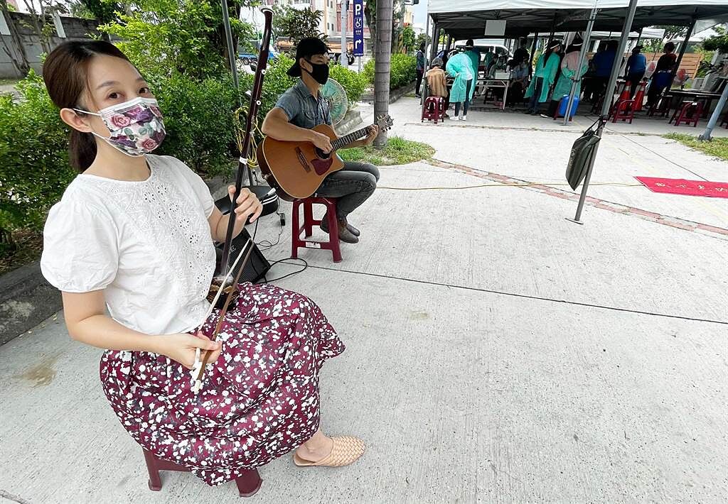 台東市衛生所施打疫苗，請來街頭藝人演奏。（莊哲權攝）