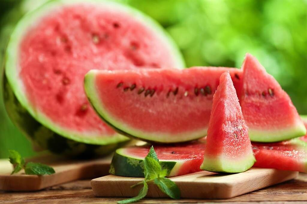 消暑吃西瓜 紅肉、黃肉哪個好？營養師：男性想要更強大，可選這顏色！(示意圖/Shutterstock)