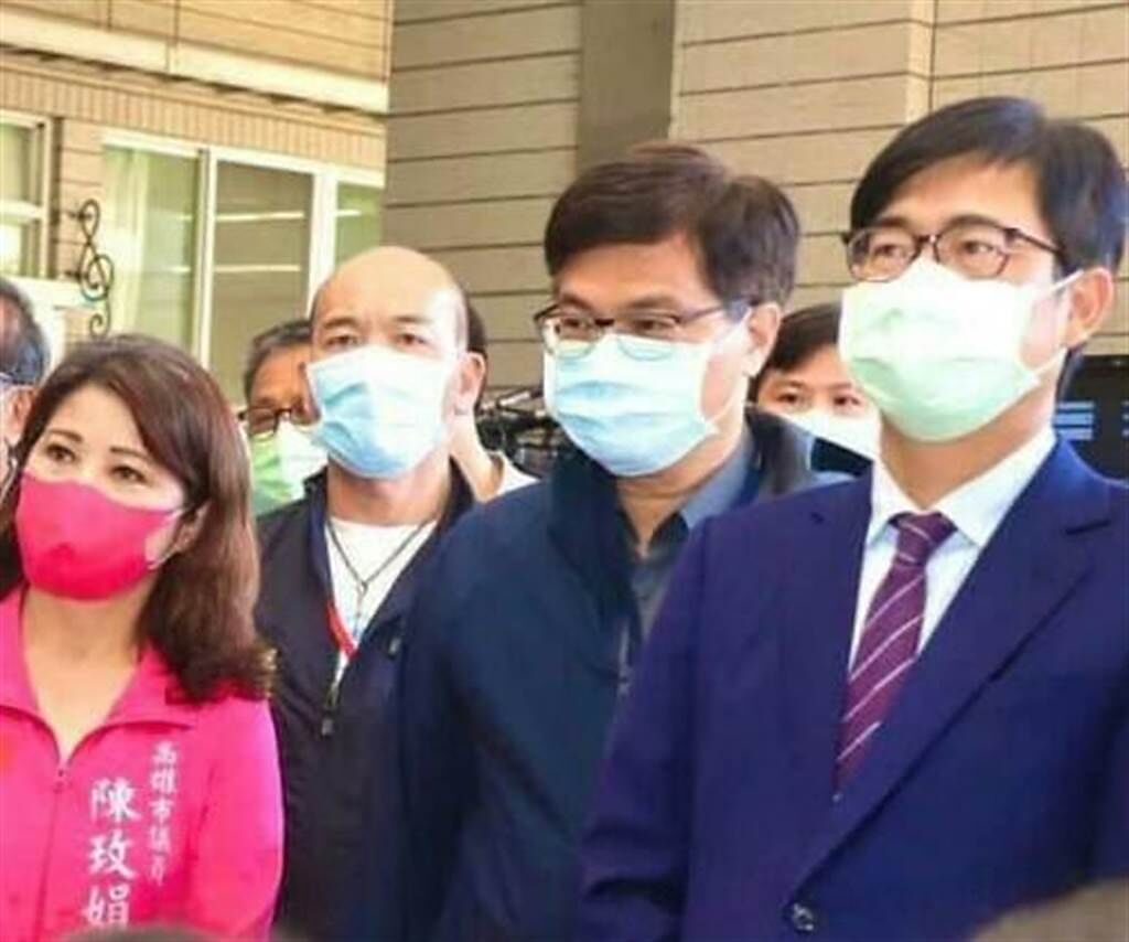 高市議員陳玫娟（左）接獲爆料，位在左營、楠梓一帶的某診所，上周有天施打疫苗還剩6劑，通報衛生局卻毫無作為。（陳玫娟提供）