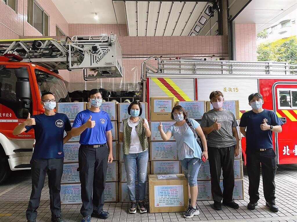 楊貴媚（左三）親送血氧機、大尺寸防護衣及鞋套到台北市消防局。（桂田基金會提供）