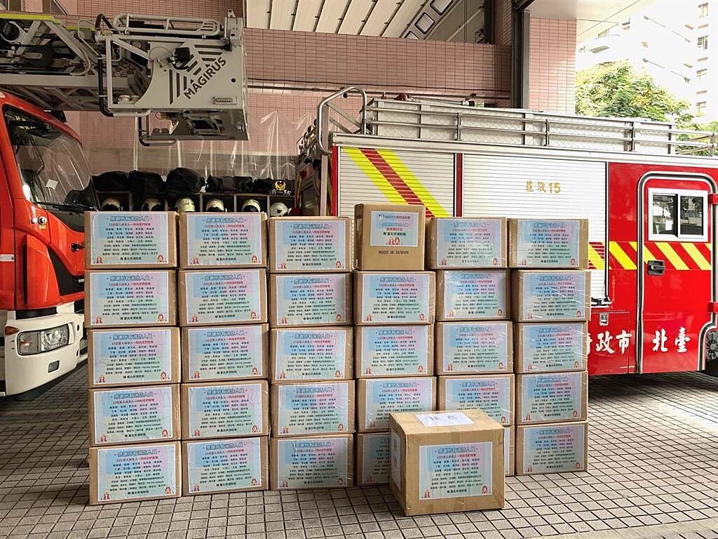 楊貴媚親送血氧機、大尺寸防護衣及鞋套到台北市消防局。（桂田基金會提供）