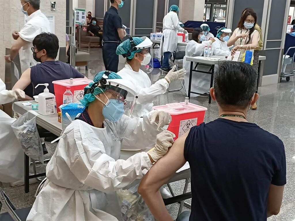 航空業獲配1萬劑專案疫苗，本周在松山機場替第一線從業人員施打。（民航局提供／陳祐誠傳真）
