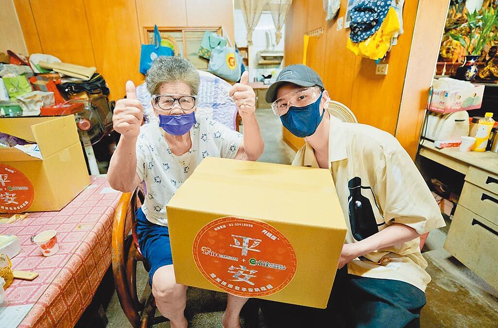 陳銳（右）親送防疫物資給獨居老人。（台灣優質生命協會提供）