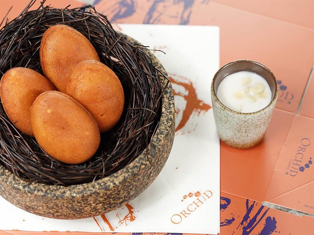 外酥脆內流心的「檸檬瑪德蓮雞蛋糕」，是「Orchid by Nobu Lee蘭餐廳」受歡迎的甜點，如今上架外賣。（圖／蘭餐廳）