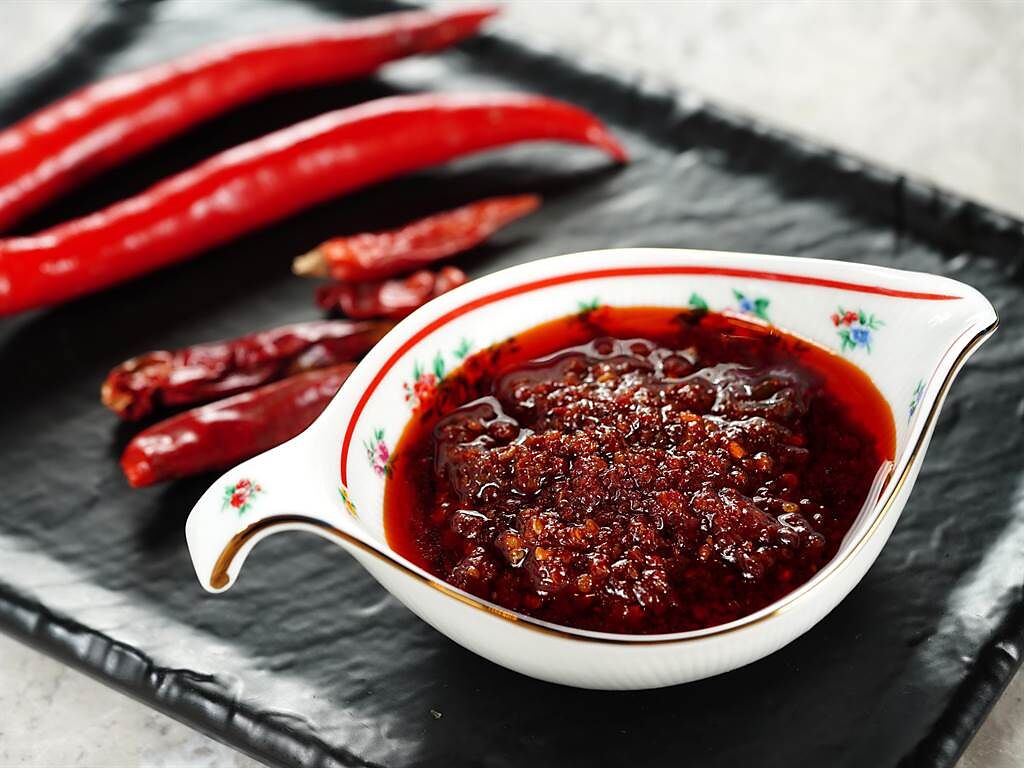 簡捷明主廚的「靈魂辣拌醬」是以新鮮辣椒、乾辣椒、蒜頭、紅蔥頭、蝦米、鹽、糖慢火費時拌炒製成，鮮香而不過嗆。（圖／蘭餐廳）