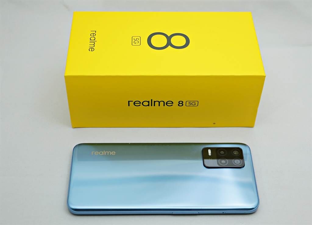realme 8 5G包裝與手機。（黃慧雯攝）