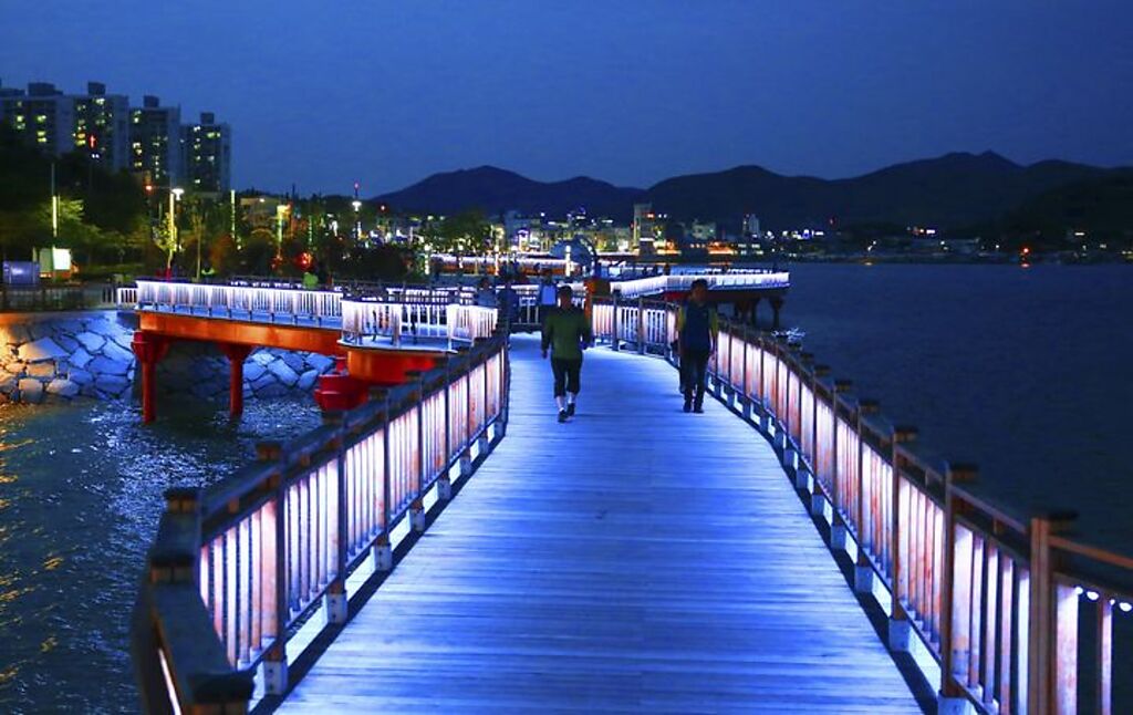 ▲浪漫的蘇湖咚咚橋，入夜後更加美麗。