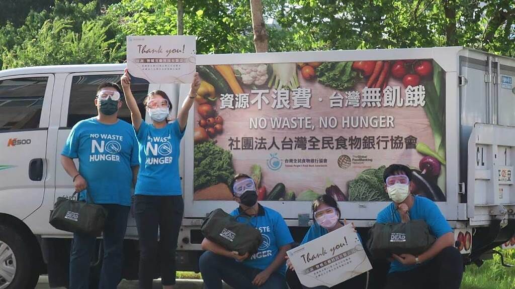 《陰屍路：倖存者》捐贈30萬和生存包糧食予台灣全民食物銀行協會。（智娛互動提供）