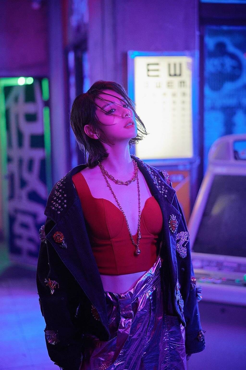 徐若瑄在全新單曲《甩》形象照中佩戴Tiffany充滿龐克街頭風格HardWear K金鍊結項鍊。（Tiffany & Co.提供）