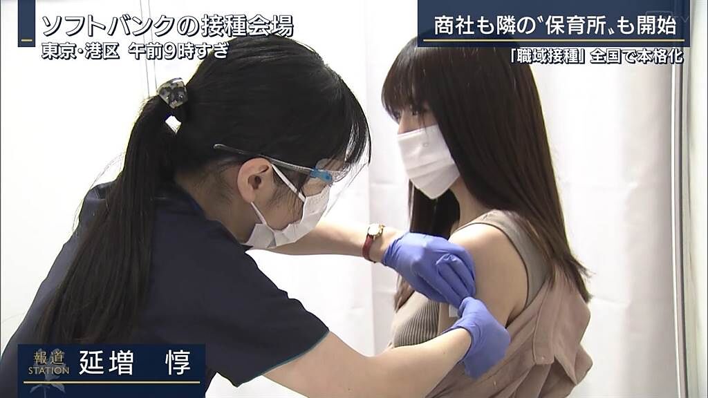 日本電視台拍攝長髮正妹露香肩施打疫苗的畫面，意外讓日本、台灣網友超興奮。（圖／PTT）