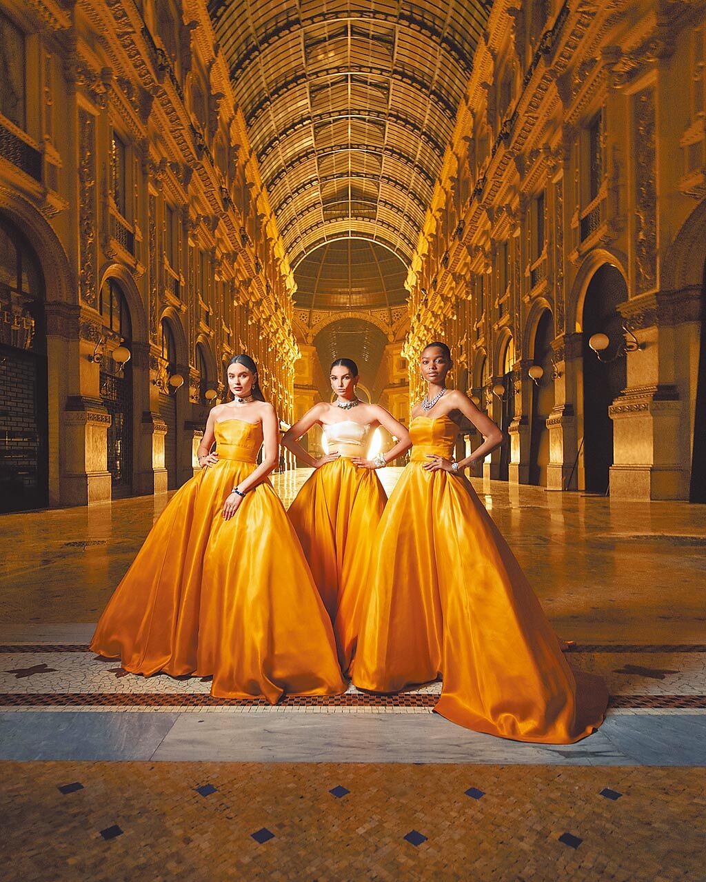 寶格麗MAGNIFICA頂級珠寶秀在米蘭時尚地標艾曼紐二世迴廊登場，氣勢不凡。（BVLGARI提供）