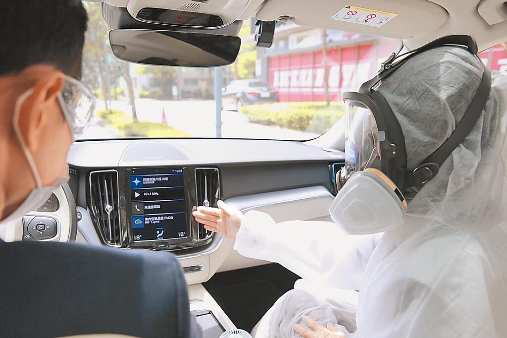 若有車內談話需求，VOLVO銷售顧問將戴上3M 6800全防護面罩。（國際富豪提供）