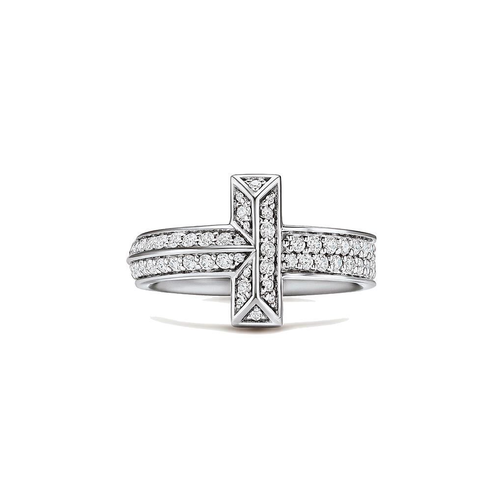 Tiffany T1白金寬版鑲鑽戒指，20萬1000元。（Tiffany & Co.提供）