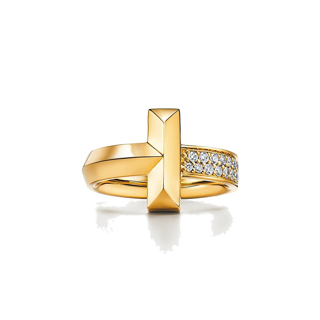 Tiffany T1 K金寬版鑲鑽戒指，13萬4000元。（Tiffany & Co.提供）