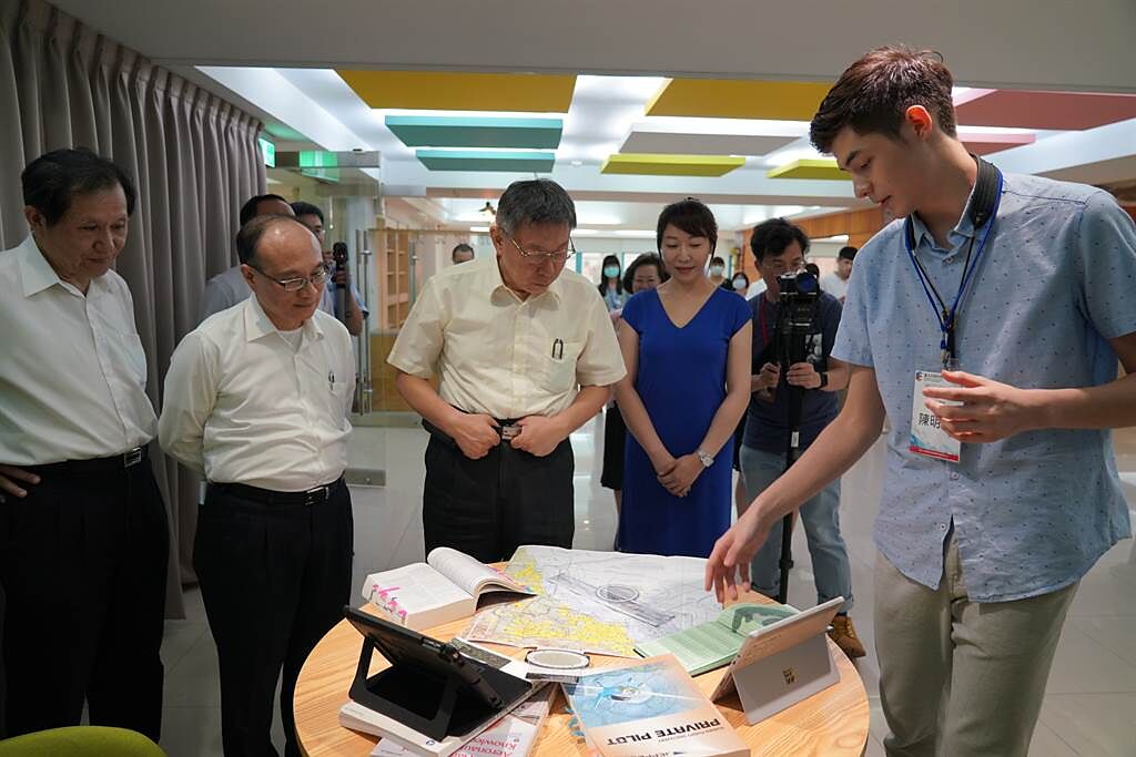 台北市長柯文哲參訪北市實驗教育創新發展中心，並由非學校型態實驗教育學生介紹自己的學習成果。

照片/台北市政府提供