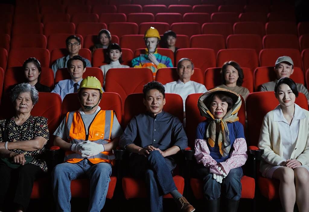 眾多勞工與李康生（右前三）一起坐進影廳，盼迎來更多與勞工相關的影視作品。（電影戲劇業職業工會提供）