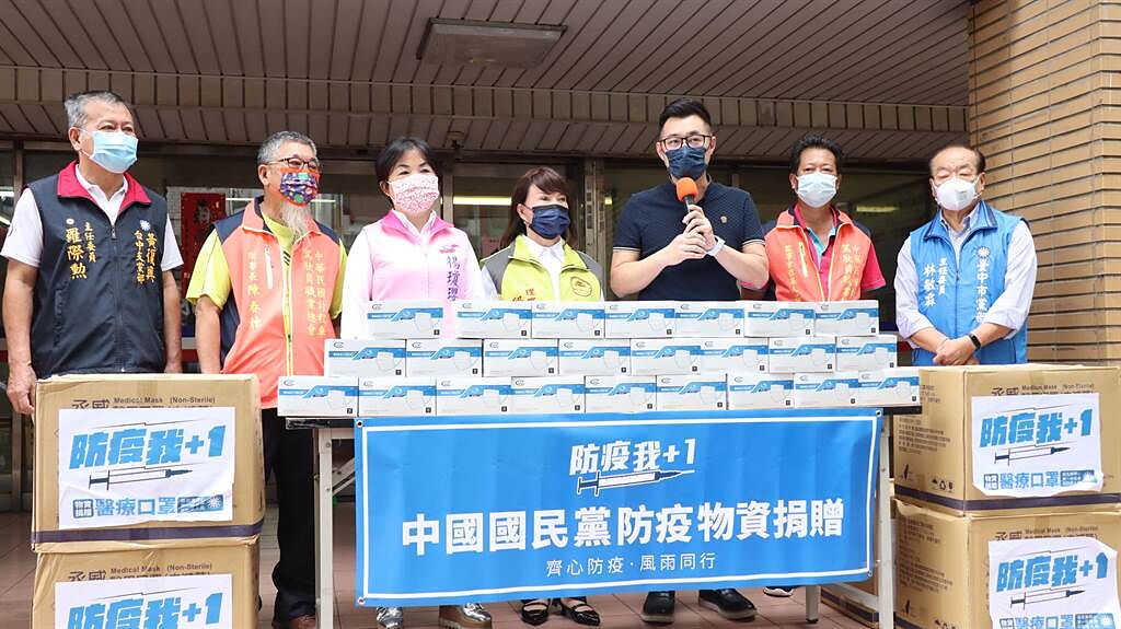 國民黨主席江啟臣25日在台中市黨部捐贈「防疫我＋1」防疫物資。（盧金足攝）