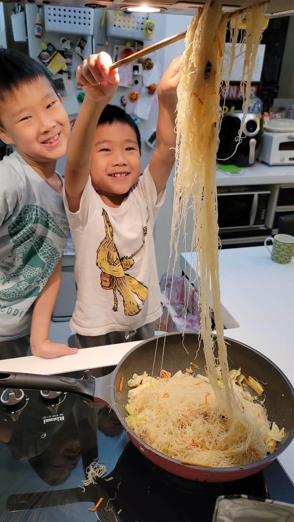 蔣偉文在家下廚，兩個兒子當小幫手把米粉拉開拌勻，玩得不亦樂乎。 （艾迪昇提供）