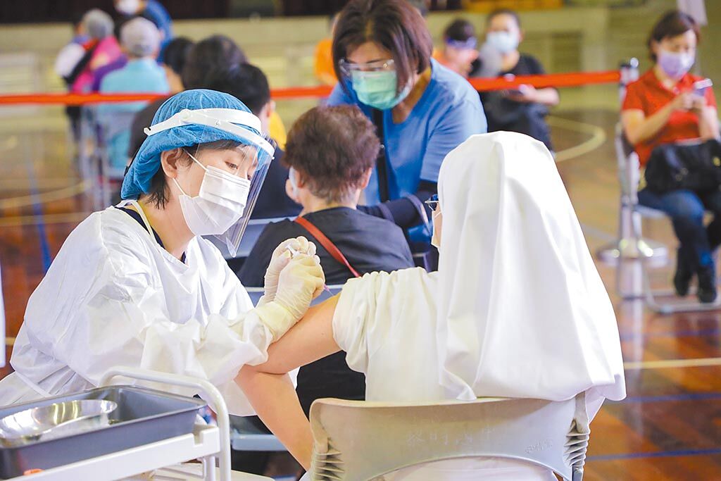有學者轟台灣疫情困境在於不正常的政府。圖為台中市快打站昨日疫苗接種的畫面。（盧金足攝）