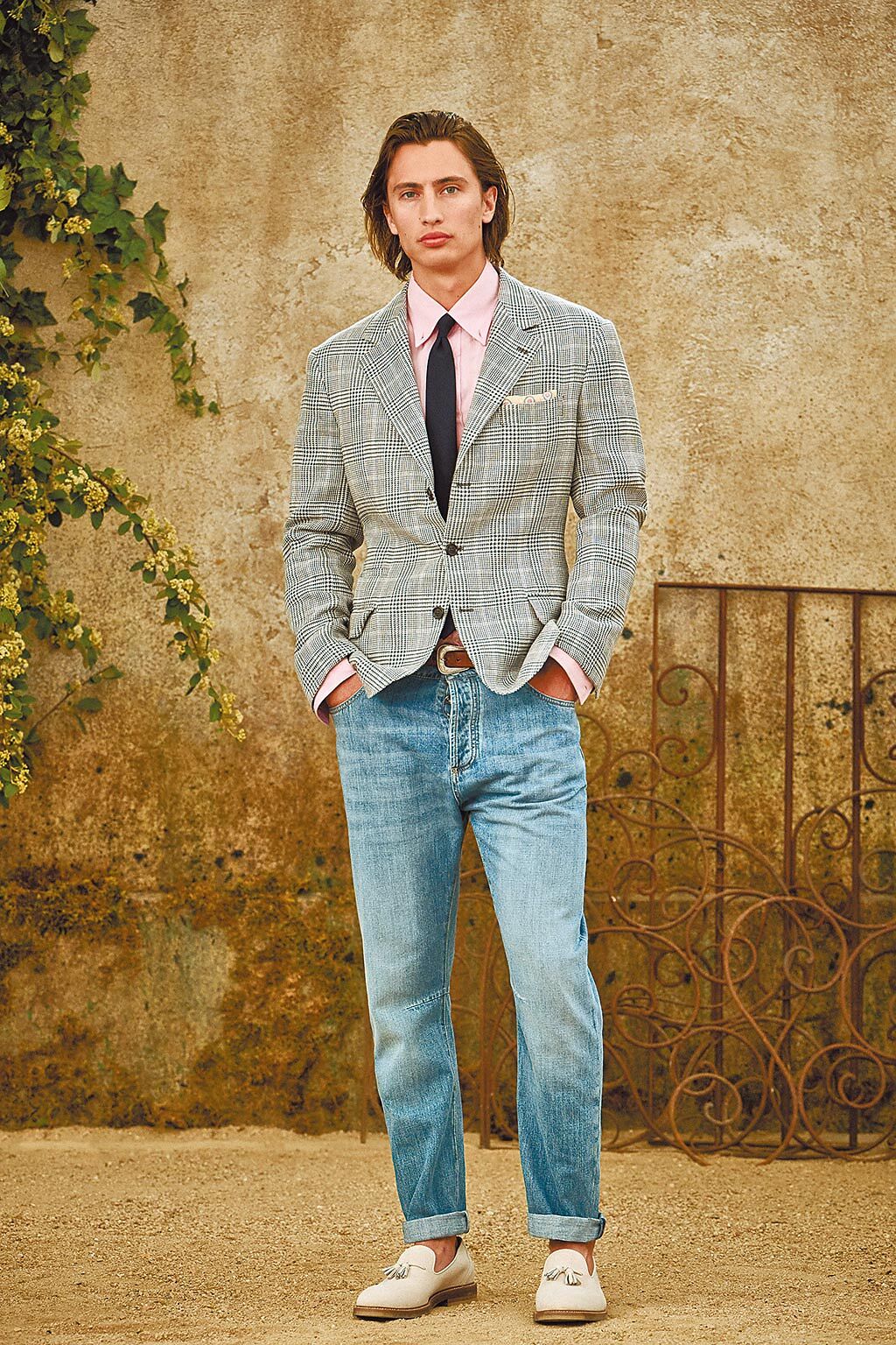 丹寧褲與格紋西裝的組合，再度成為Brunello Cucinelli 2022春夏男裝的新選擇。（Brunello Cucinelli提供）