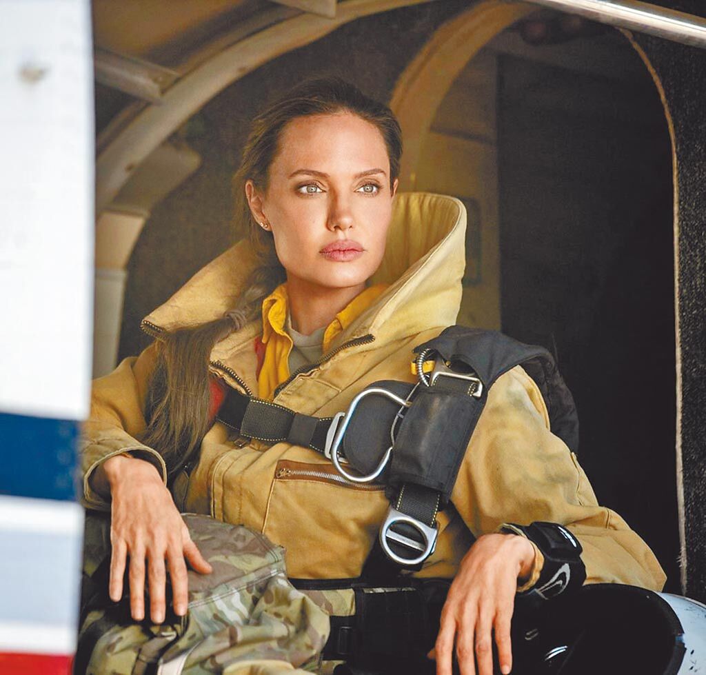 安潔莉娜裘莉在《那些要我死的人》飾演消防員。（CATCHPLAY提供）