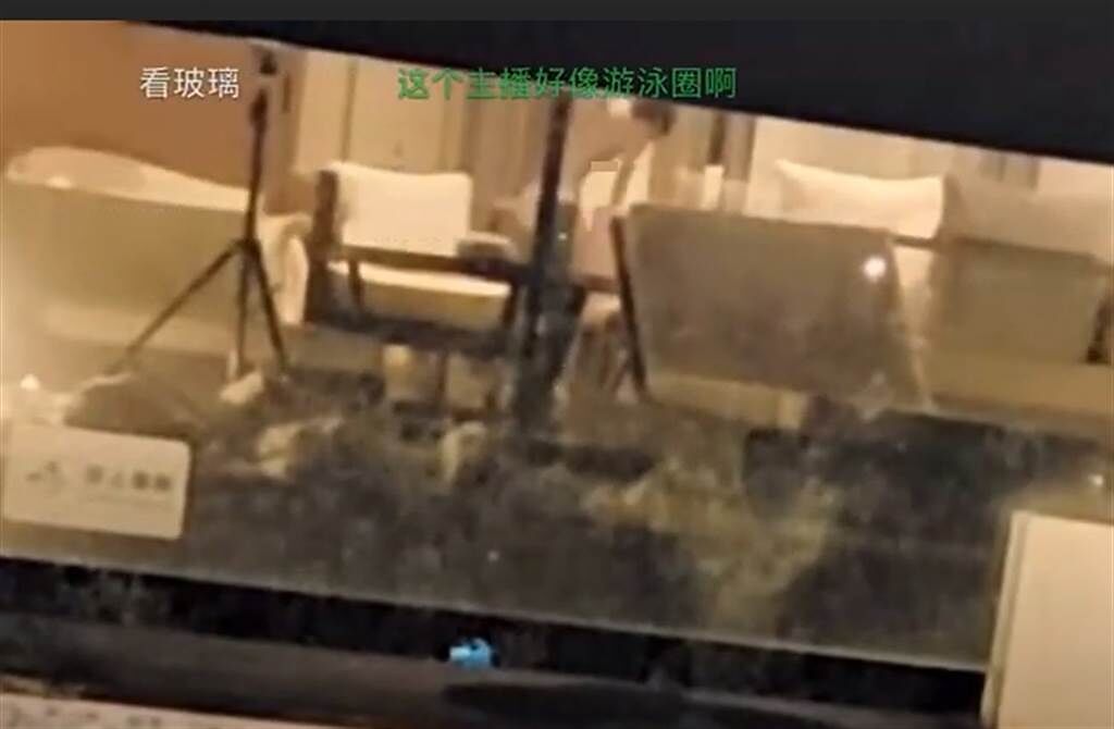 沐瑩瑩直播事故，慘遭玻璃反射，讓她換衣過程全被看光光。(取自YouTube)