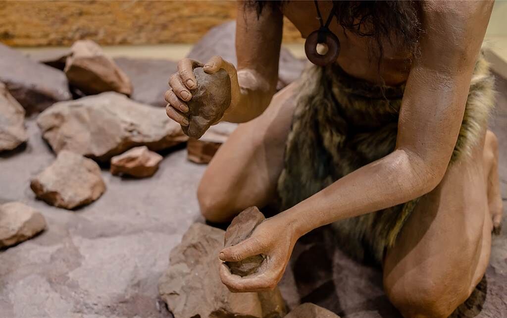 研究團隊於以色列拉姆拉市的「Nesher Ramla」史前遺址中，出土5塊未知人類腦殼化石，推測應該是新型早期人類。(示意圖/達志影像)