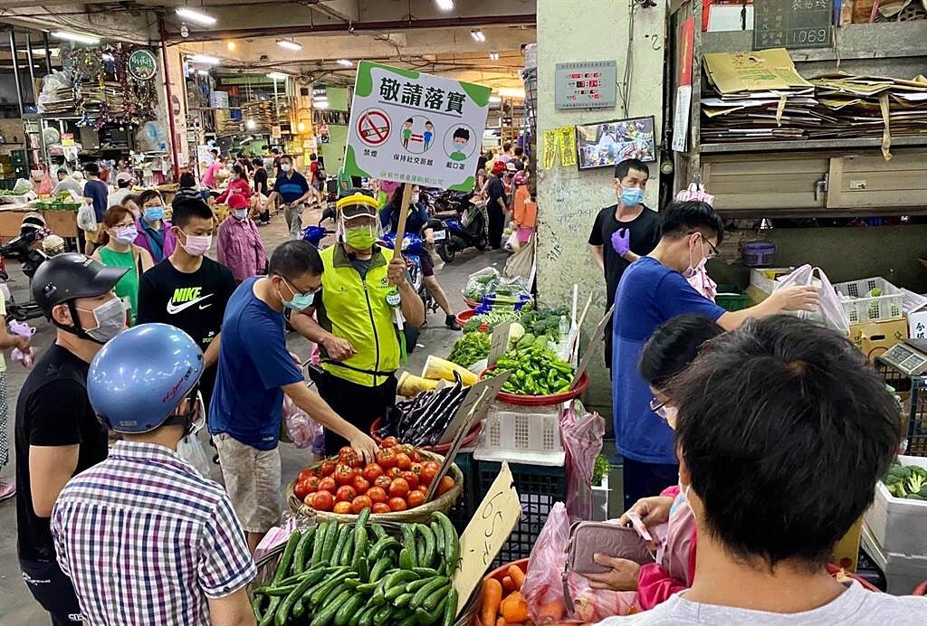 新竹市政府22日啟動「果菜公司快篩專案」，安排新竹果菜批發市場員工、承銷商及攤商全面快篩，截至今天已篩檢253人，結果均為陰性。（陳育賢攝）
