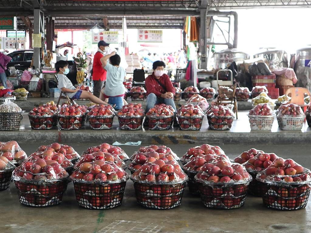台南疫情稍微緩和，以往人滿為患的玉井青果市場，今天周六人潮依舊冷清，農民心裡悶的發慌。（張毓翎攝）