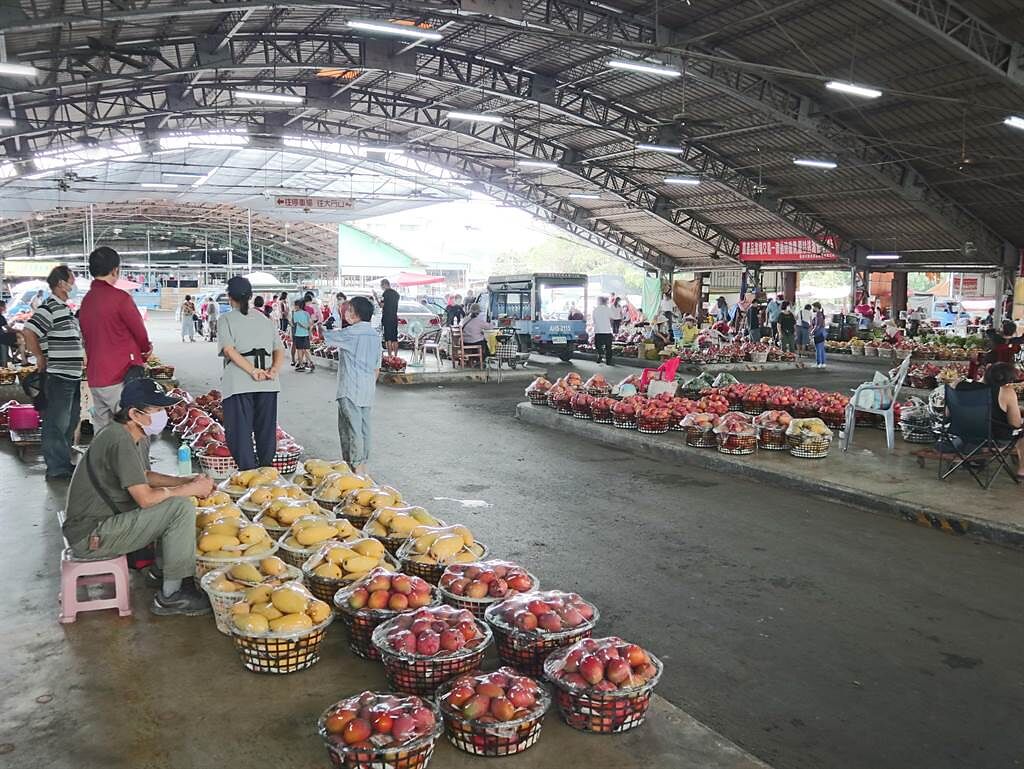 碰上芒果產季，玉井青果市場走道上空蕩蕩，放眼望去，現場叫賣的果農遠比消費者還多。（張毓翎攝）