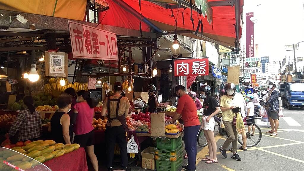 台中市西屯市場周末蔬果攤商人潮頗多。（陳淑芬攝）