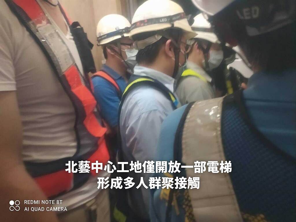 台北表演藝術中心工地電梯僅開放1部使用，常是擠滿了工人。（台北市議員黃郁芬研究室提供／張立勳台北傳真）
