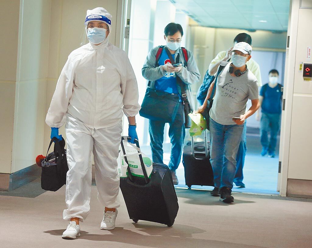 新冠肺炎Delta變異株來勢洶洶，中央流行疫情指揮中心宣布提升入境人員檢疫措施。圖為昨日桃機內一群剛下機的旅客。與新聞描述轉機英國者無關。（范揚光攝）