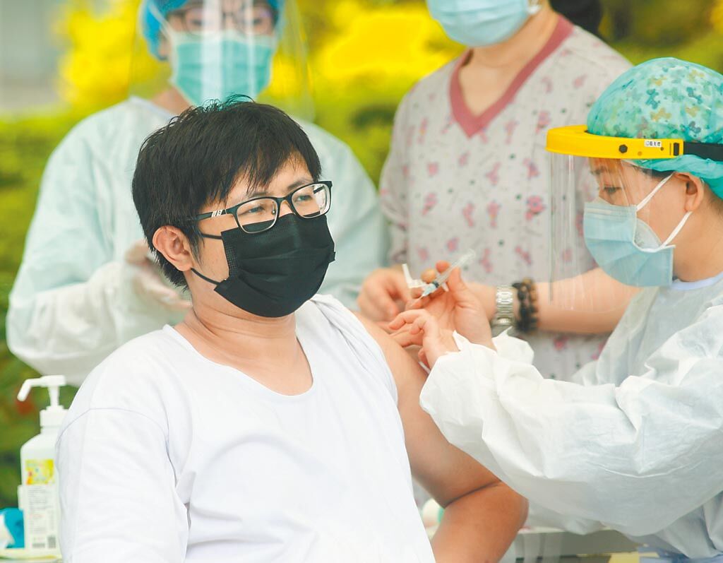 台北農產爆出群體染疫，為防止疫情在果菜運輸過程中擴散，三重果菜市場人員26日在新北市聯合醫院三重院區醫護人員協助下施打疫苗。（張鎧乙攝）