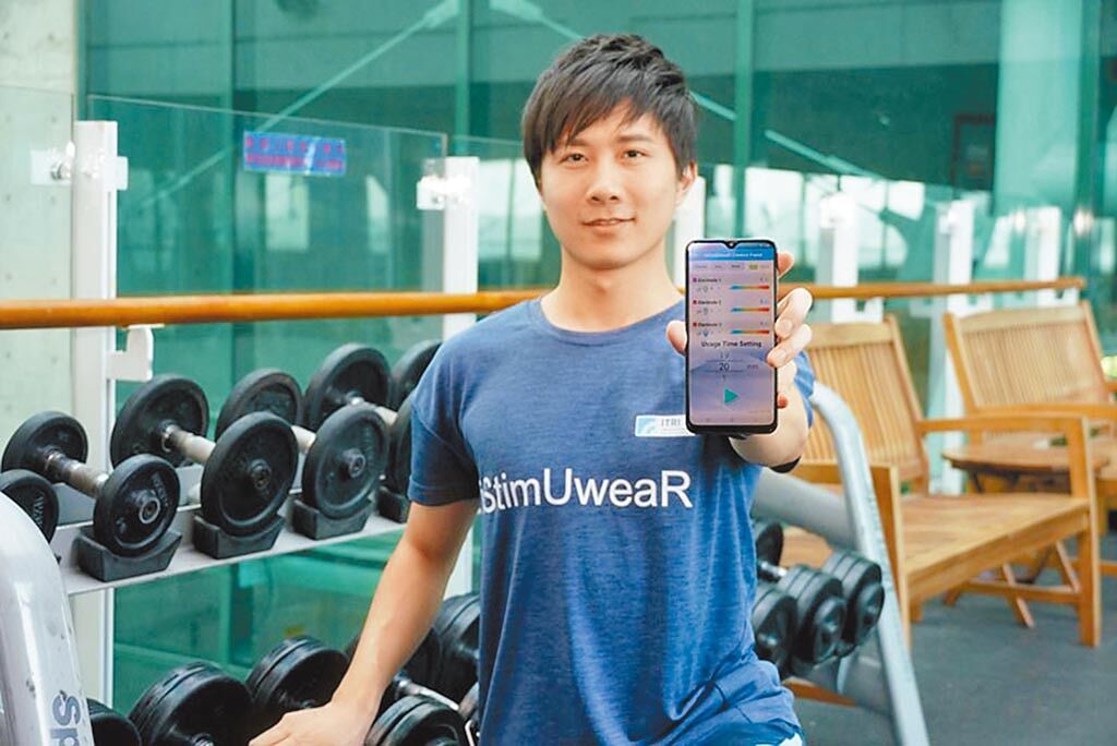 工研院研發的iStimUweaR，使用者透過手機app結合上衣，可適度舒緩肌肉。（工研院提供／莊旻靜新竹傳真）